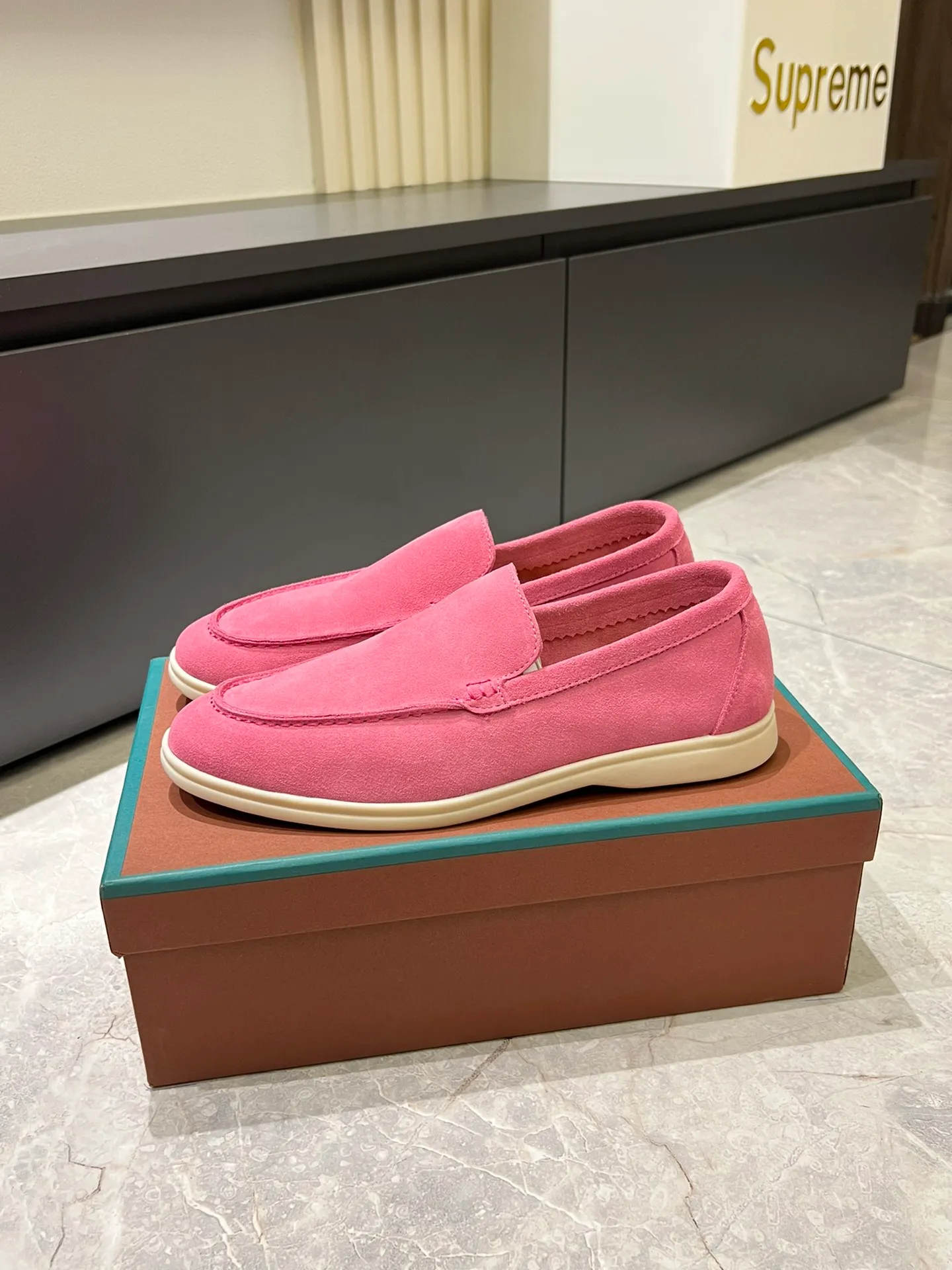 Men's shoes 💰p360 "Loro men's shoes 💰pian'*" Classic L men's shoes for couples 💰p Top version British flat loafers, a must-have item in old money style, the minimalist design is eye-catching and durable, a plus point for dressing The soft foot feel and texture are outstanding. They don’t scratch your feet and are very nice. They are matched with soft and waxy soles. They can be worn daily for a long time without getting tired. They are easy to wear, versatile and classic items, with perfect foot feel and texture! Imported cashmere fabric, the lining is made of imported A-grade water-dyed cow lining, the top version of the genuine leather midsole is sewn with pure handmade mark thread! Size: Female 35-40 (34. Customized) Male 38-44 (45.46. Customized)
